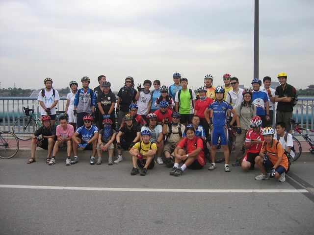 全家福了，画面中是35人，另两个在摄影（猜猜看，都是谁？）