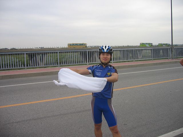 MadeInChina受刺激过度，当街脱衣挥舞，要帮每个人擦一遍车