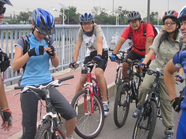 晴天的左边是谁？