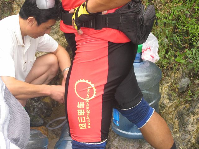 看见大桶没？看啥呢，让你看大桶，不是看大腿