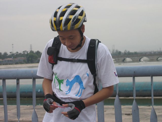 手中拿的是什么？