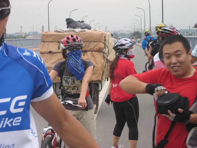 神秘女郎拉着一板车的货物！