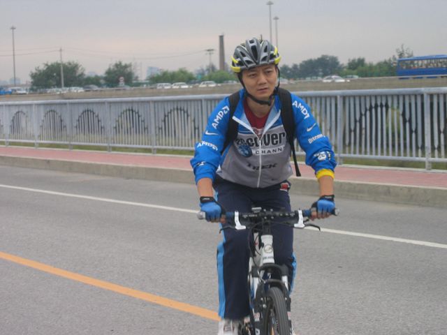 这哥们猛吧？知道是谁不？