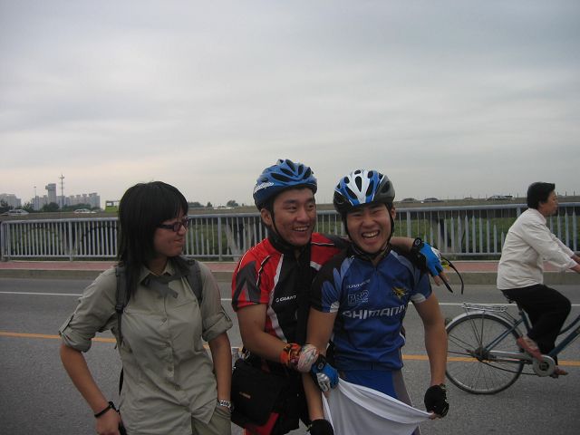 pearldiver、可乐和MadeInChina看不下去了，以豪爽的大笑，转移了大家的注意力