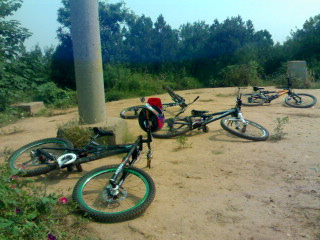 排队下第一个坡的车!