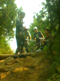 最后的全体会议!我在坡下喊着跟他们开会!哈哈哈!