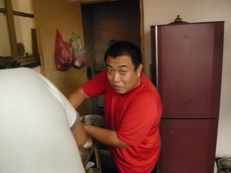 把农家院的厨子炒了，咱自己动手