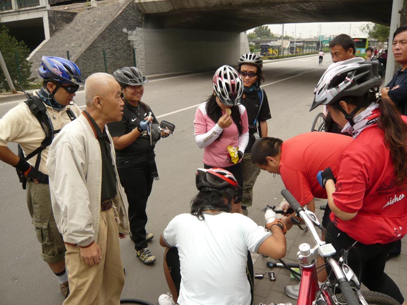 “唾沫大爷”，修车时杀出一超级老愤青，嘴里一直念叨着