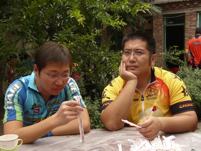 瑞典森林：再不来菜，咱就先那筷子垫巴垫巴。 乡村爱情：嗯，我看行！