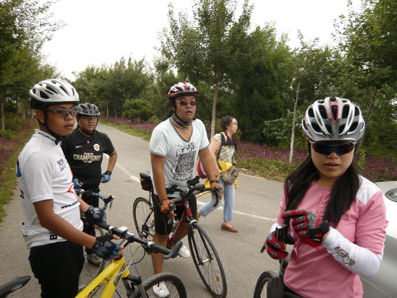 小T：那坡还小！你看前面那苍蝇都没飞上去，溜坡了