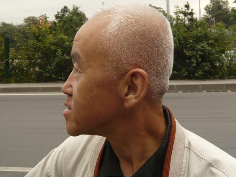 “弄口唾沫，有土弄点土就行”，后来嘴里带着“一群nb份子”愤愤离去