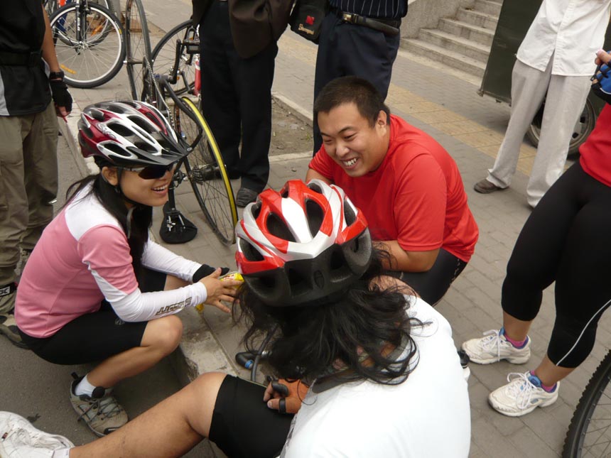 小T、鹿儿、混沌：咱先把鹅肠藏起啦，晚上回家炒了吃，我们不喜欢吃煮的