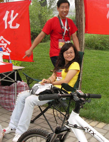 美女，绿叶有否不详。