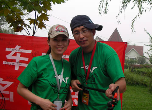 美女——身边已有绿叶啦。