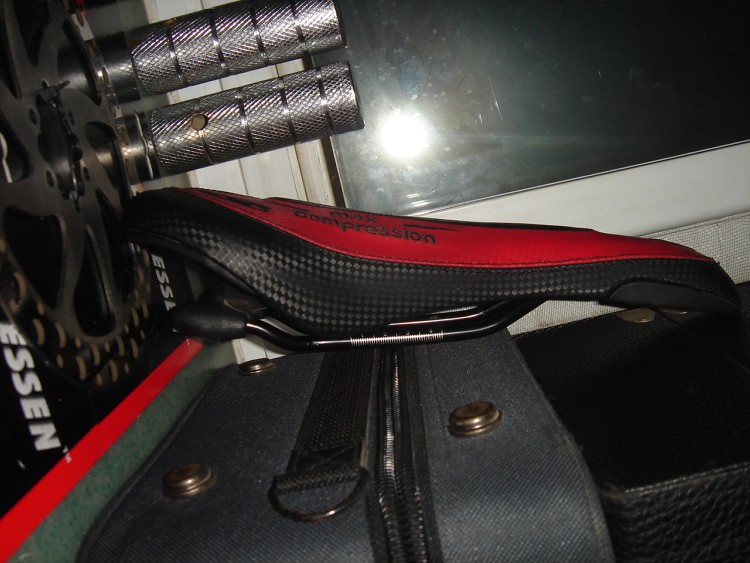 全新的车座 买回来没用 觉得不配我的车