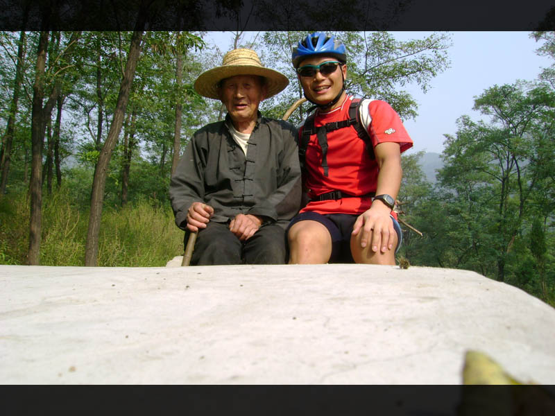 为我讲述他以前的故事，很慈祥和蔼的老者