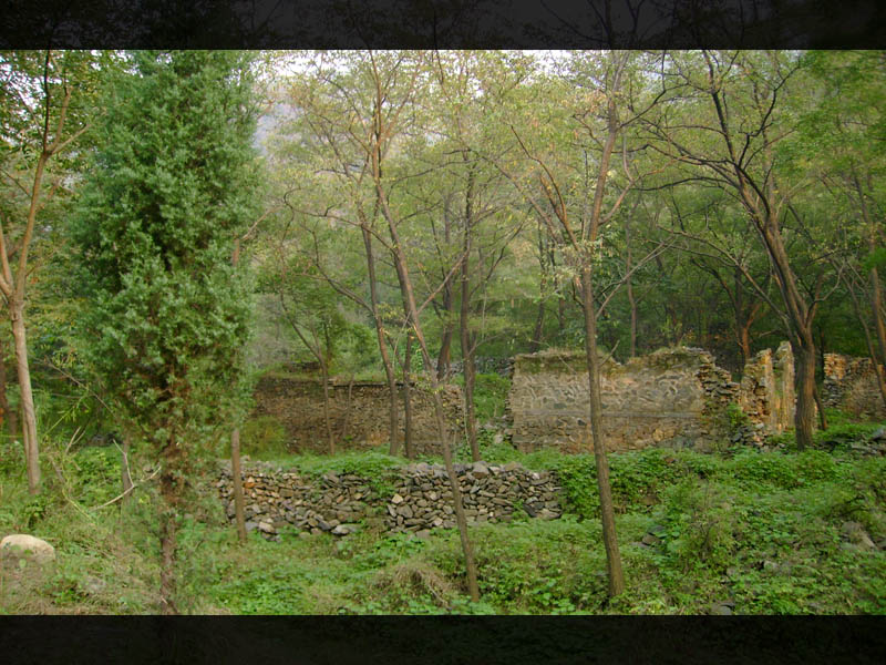 断壁残垣处，“神秘园”音乐起