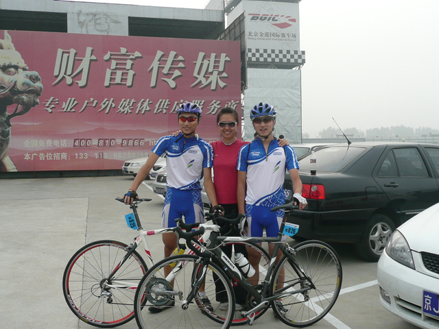 好高兴，有美女为我们加油^_^