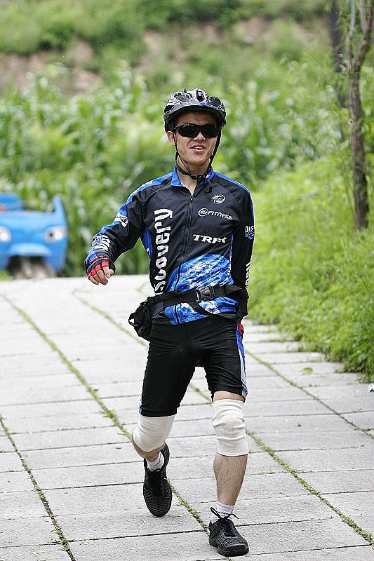 王元 大步走得很牛B是吧。