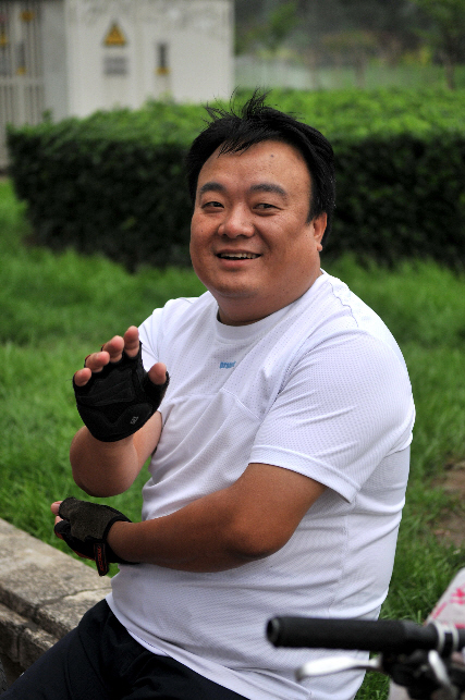 江哥 住首钢那边 喜欢骑妙还老独自闯妙 只为强健体魄