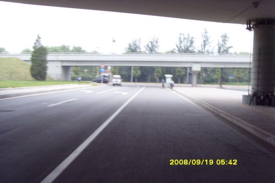 过桥洞!钻两个桥的胯下啊！今儿个真高兴阿！