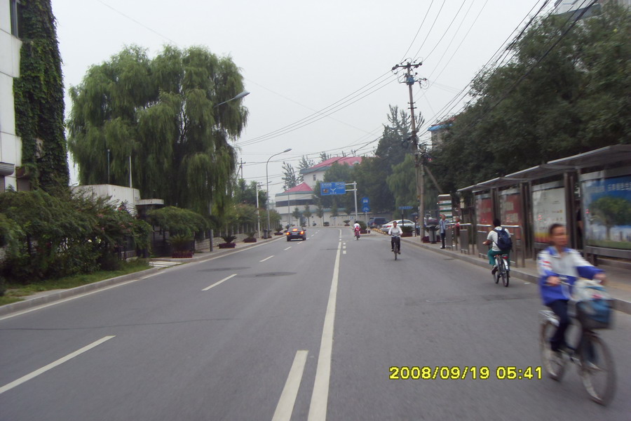 这一拐过来路是这样滴。。。有学校的pp女童鞋，刚好上学迎面而来。。女流氓们别急，也有甩甩滴男童鞋们滴!细看  ...