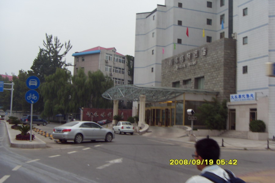 这个额...汗..，不要按照那个牌子的提示拐到辅路上走，要直走！奶奶的，路牌忽悠无极限 ... ... ... ...