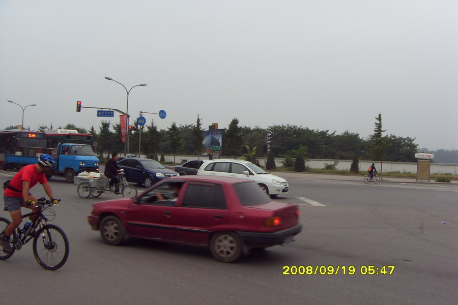 豪客（作斗鸡状）：“小样儿，别以为你比我多两个轮儿我就不敢怼死你！” ... ... ... ... ... ...