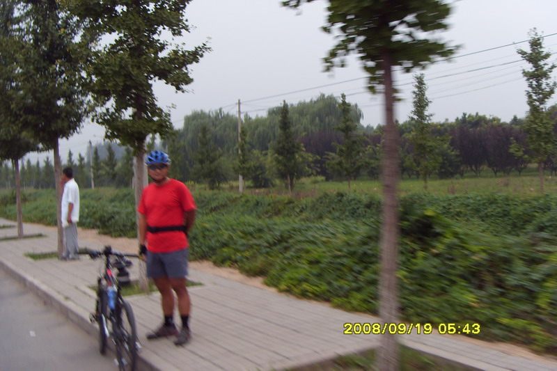 嘿嘿，果然是香山红太阳之一--新科龙王豪客同志！这个公交站点也是早恋路线滴集合点！ ... ... ... ... ... ... ...