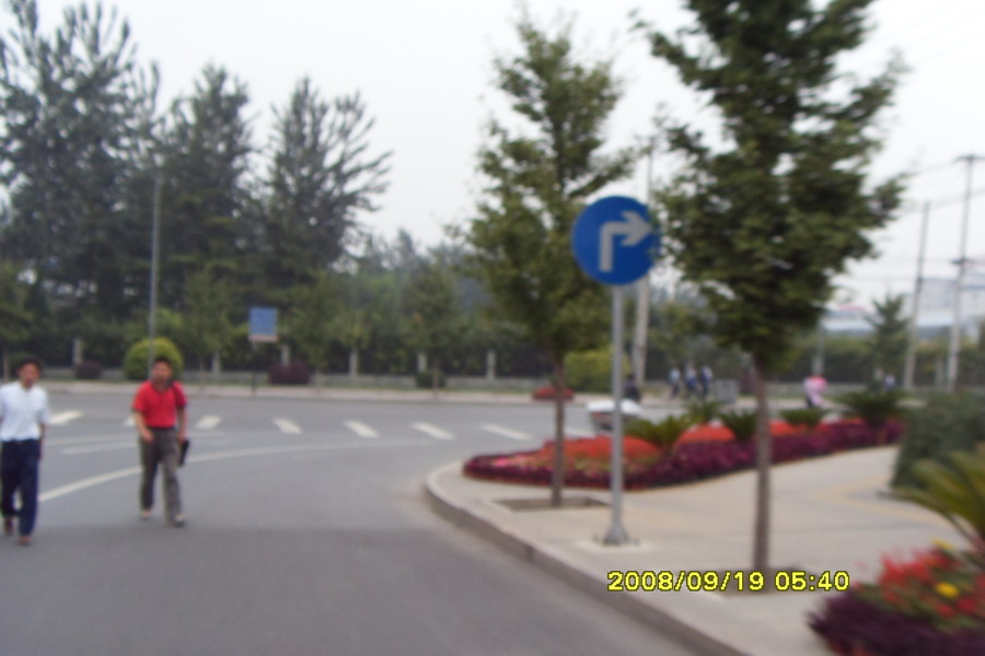 骑近了见这标牌了,左拐!拐吧，胳了往东骑150米的样子。。。