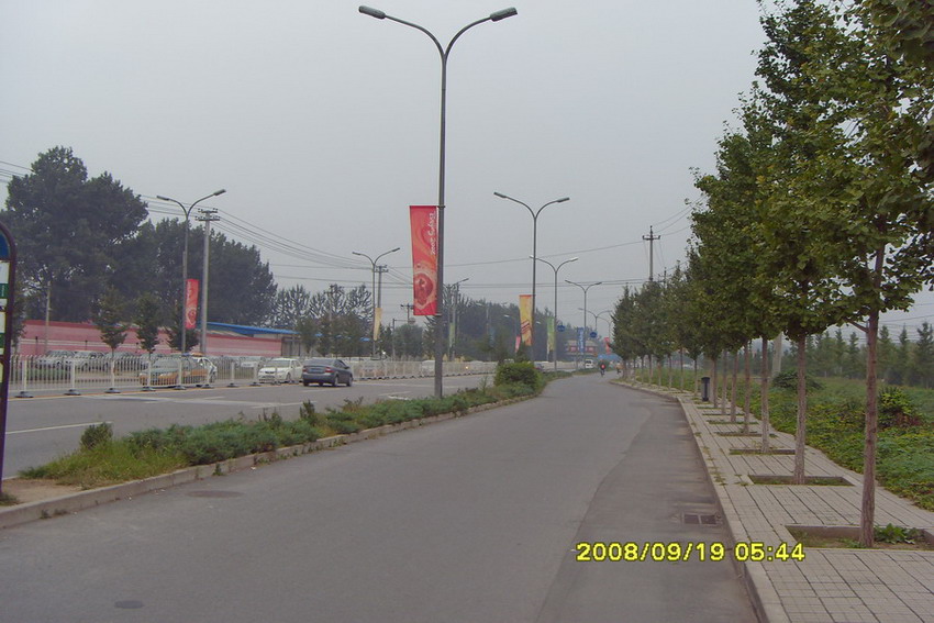 您到了可别被豪客同志的欢迎致词忽悠啦！瞧，一不留神，这老男人一溜烟跑得只有个红点啦！ ... ... ... ... ... ... ...