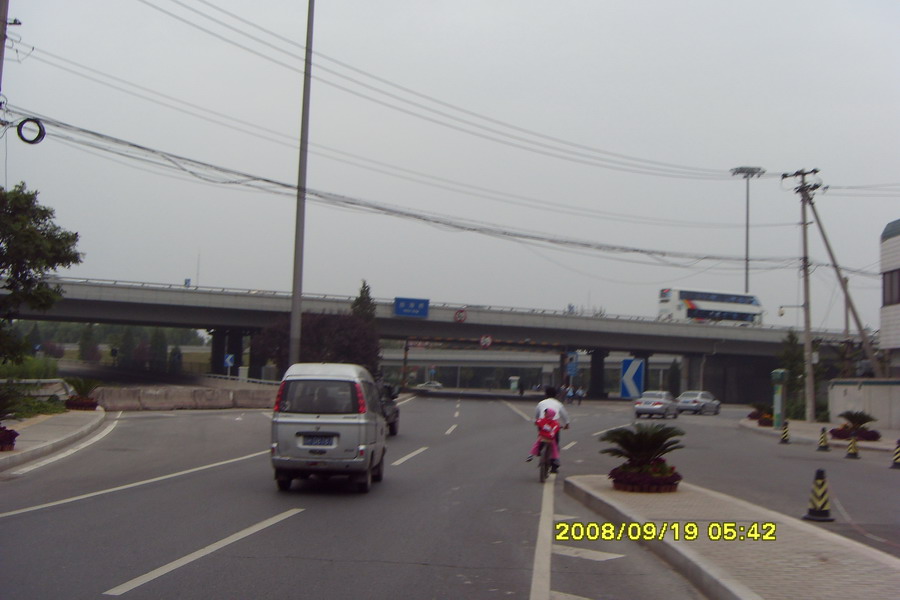 按照牌子的指示我们一路直走。。。直走。。知道有桥洞..