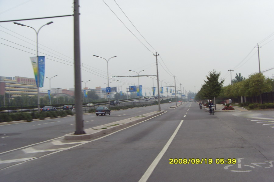 远远滴，可看到四海桥鸟。。。靠，丫远看像头牛，近看光骨头（豪客、飞车对此句亦有贡献） ... ... ... ... ... ... . ...