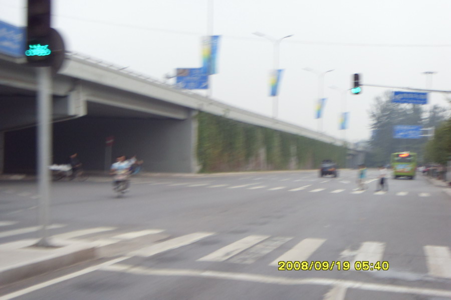 远远的走近四海桥了，就得注意啦，别拐第一个弯到桥洞下，往前看！别有洞天的... ... ...