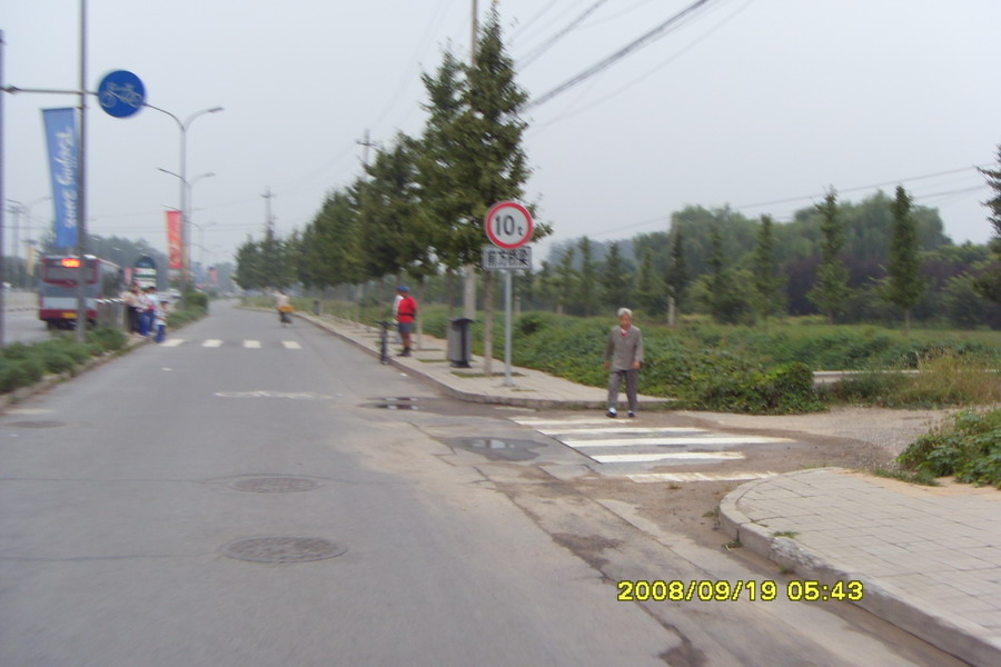 接着您会发现...靠!那是。。。难道传说中的香山“红”太阳--豪客是也？