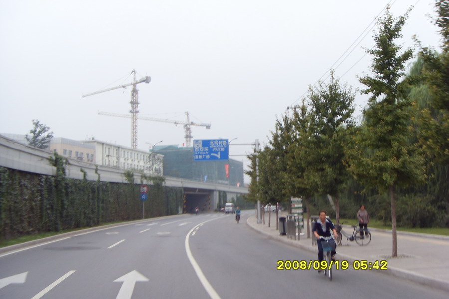 过了桥洞左拐过来。。。这回方向总算向西鸟，对了！