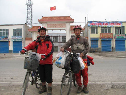 左边的是妙淡叔叔，右边的是他偶遇的车友。