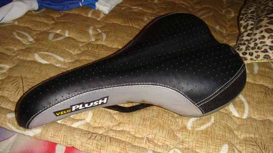 后来就换了这个，这个软，当时我就觉得比上一个车座舒服多了