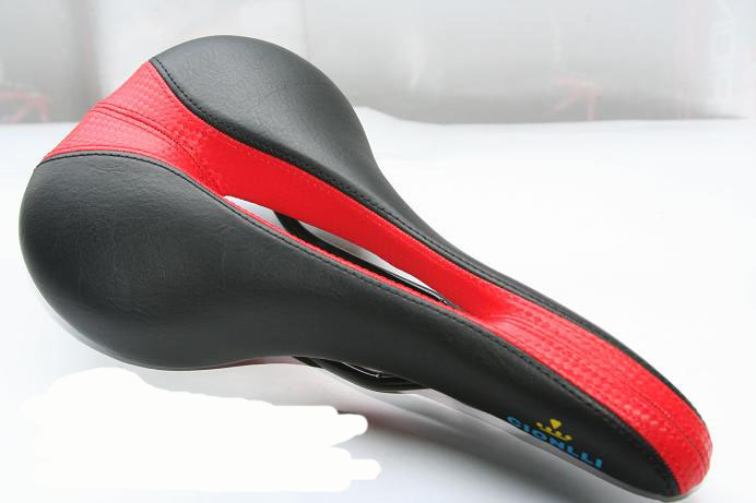 世畅的，配车的时候就有了，后来掉了，这座子其实座着感觉还不错的，又便宜 ...