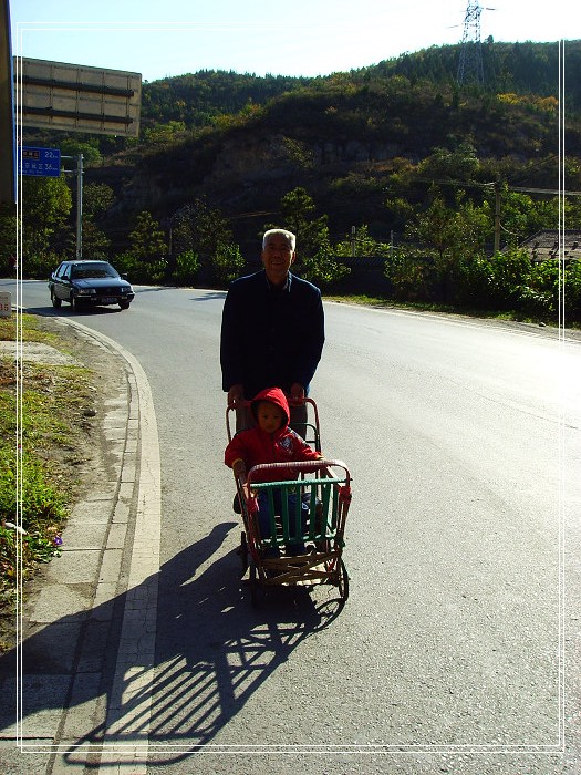 给oking拍照时，一个老头念叨着“给我拍一张，给我拍一张”过来了