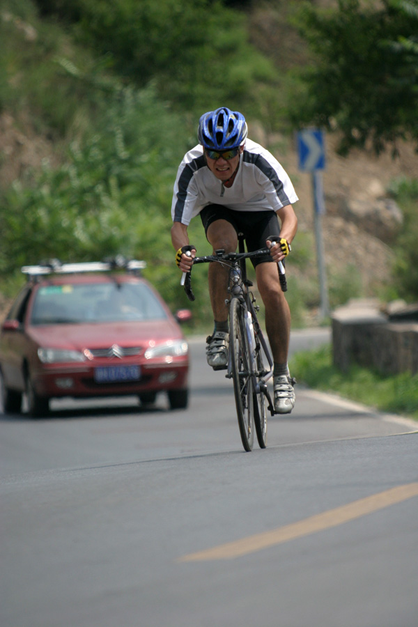 妙峰山比赛形如风 创造本人最快纪录58分46秒