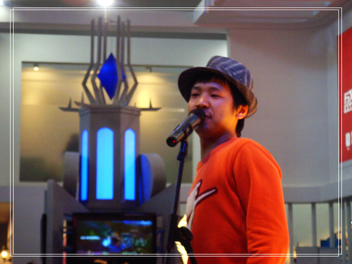 边唱边扔礼品的家伙