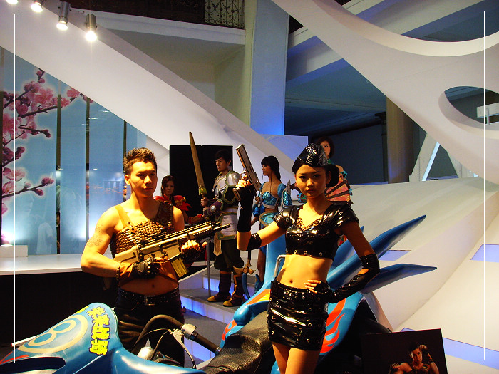 巨人展台的一进门就很抢眼