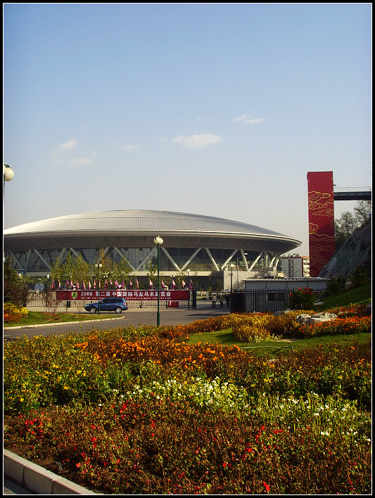 老山自行车馆，有个马术展，路口很多领路的MM啊