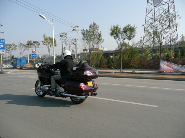 偶遇比赛开道车