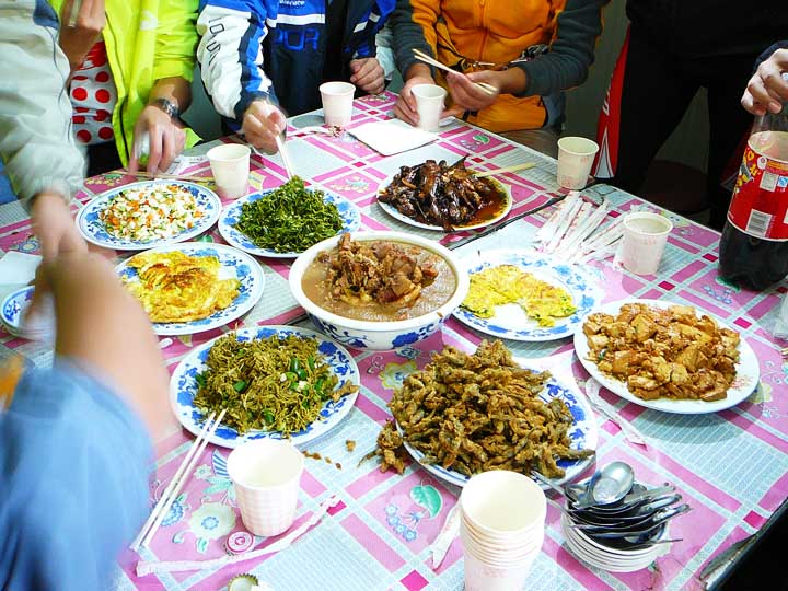 菜还没有上齐。