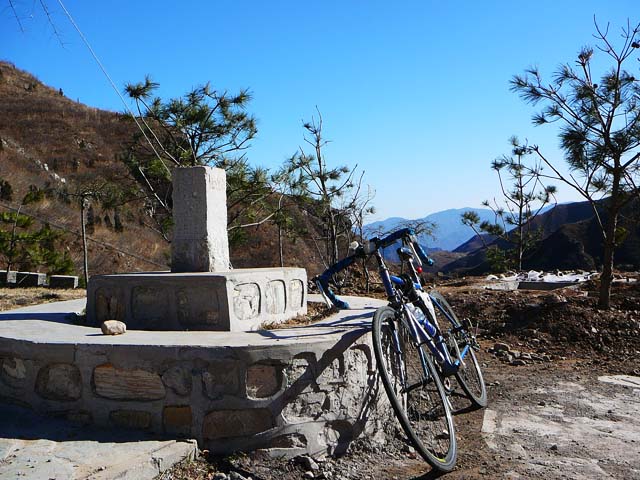 界碑和我的菜车