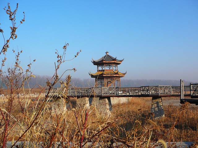 满目秋色的亭子