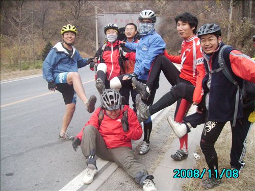 这张图里短裤超人踢莫莫那脚太狠了，估计下次死定了。。