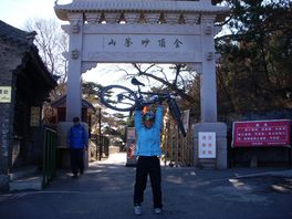 胜利登顶！小拐激动地把车举了起来！